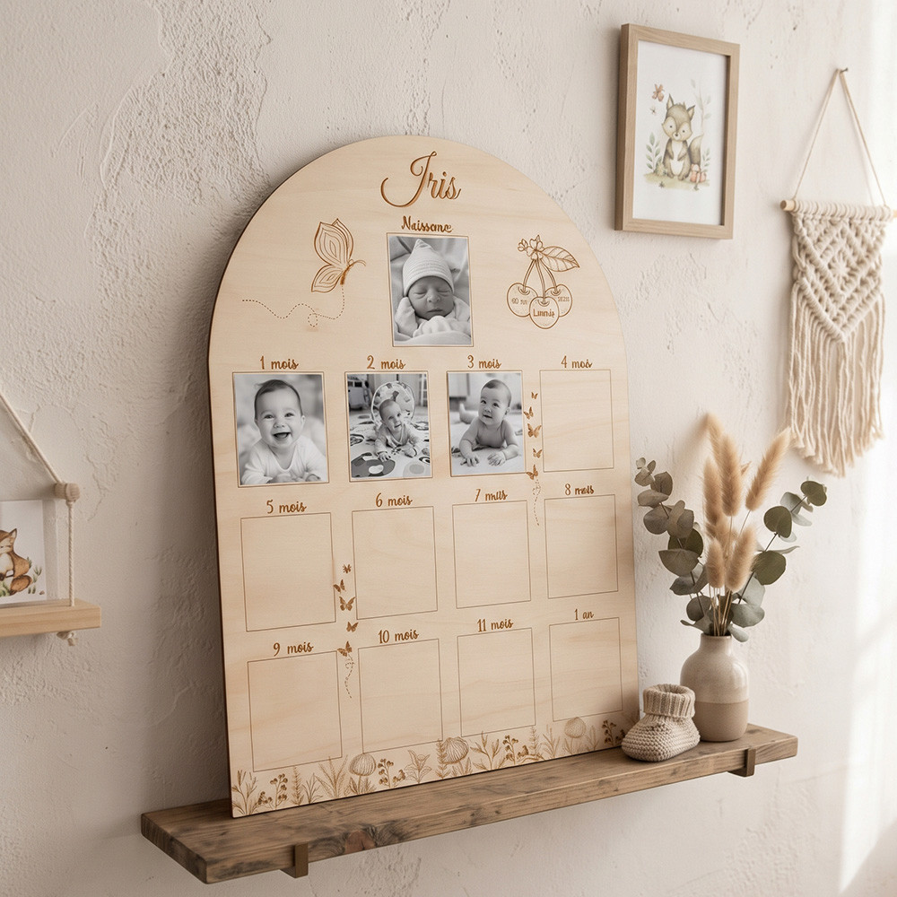 Affiche de naissance en bois accrochée dans une chambre d'enfant, avec les photos de bébé mois après mois