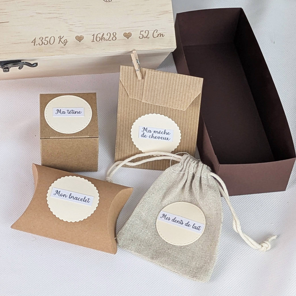 Option d'aménagement intérieur : pochons en tissu et petites boîtes pour les souvenirs de naissance