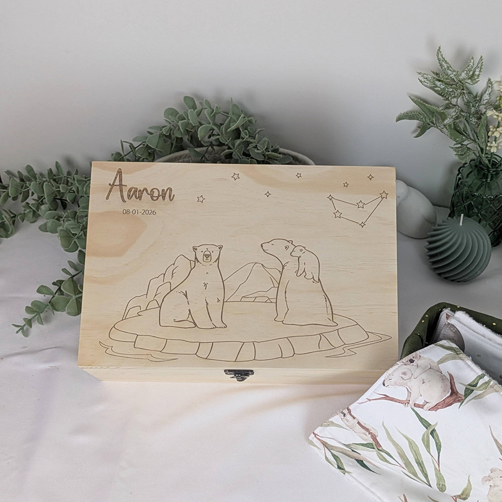 Coffret souvenir bébé en bois fermé avec fermoir métallique rétro
