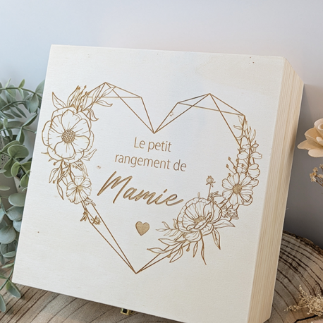 Boite rangement coeur fleuri, en bois gravé